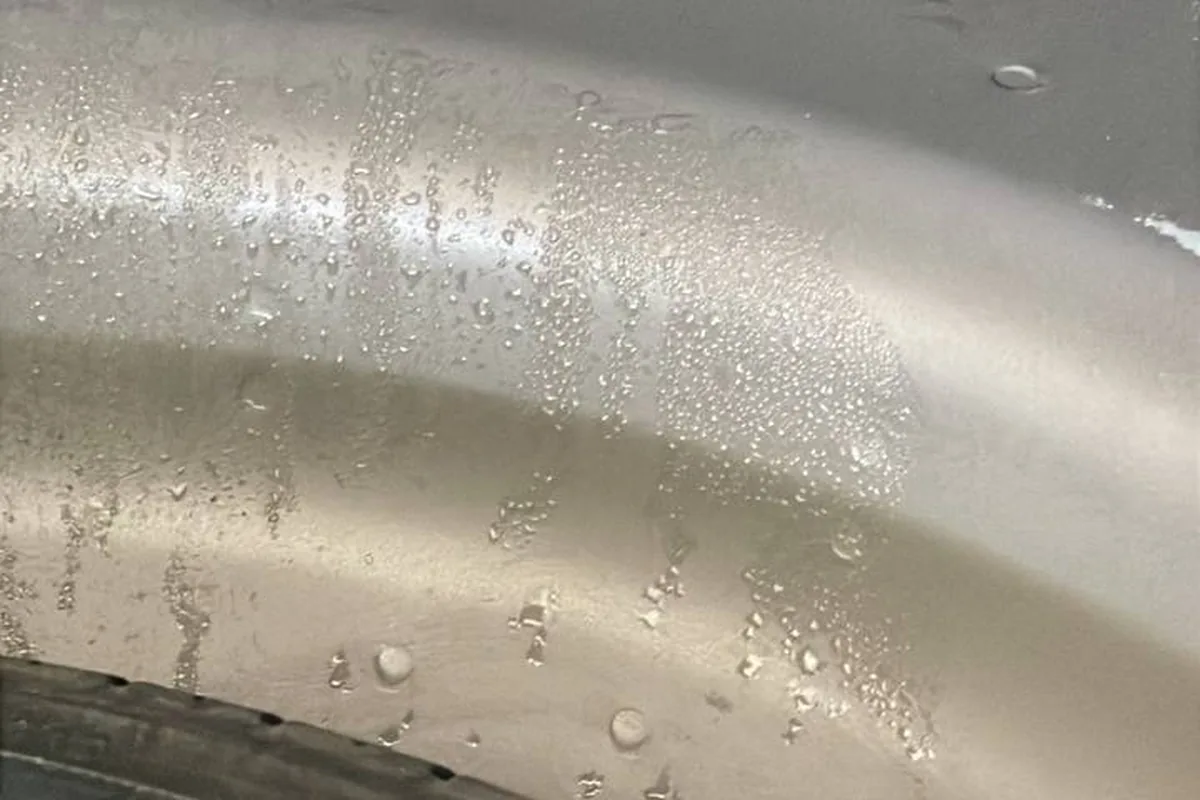 Капли воды в нише запасного колеса Форд Фокус