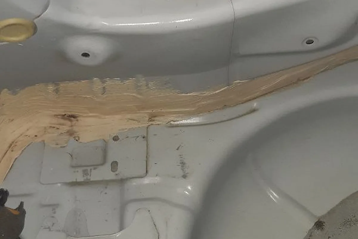 Снятая обивка багажника Форд Фокус с потёками воды