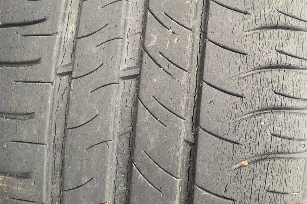 Трещины на протекторе шины Michelin Energy Saver