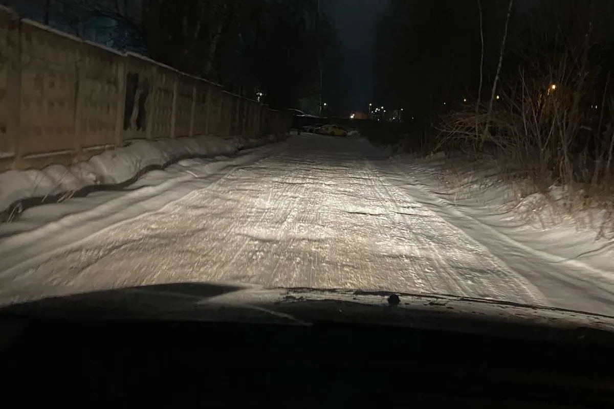 Свет штатных фар Форд Фокус на заснеженной дороге ночью