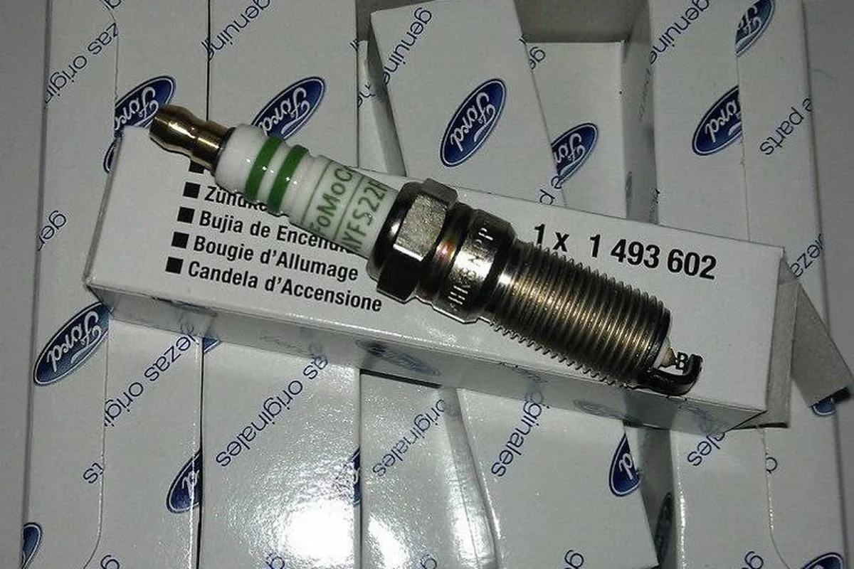 Оригинальная платиновая свеча Ford 1493602 в упаковке
