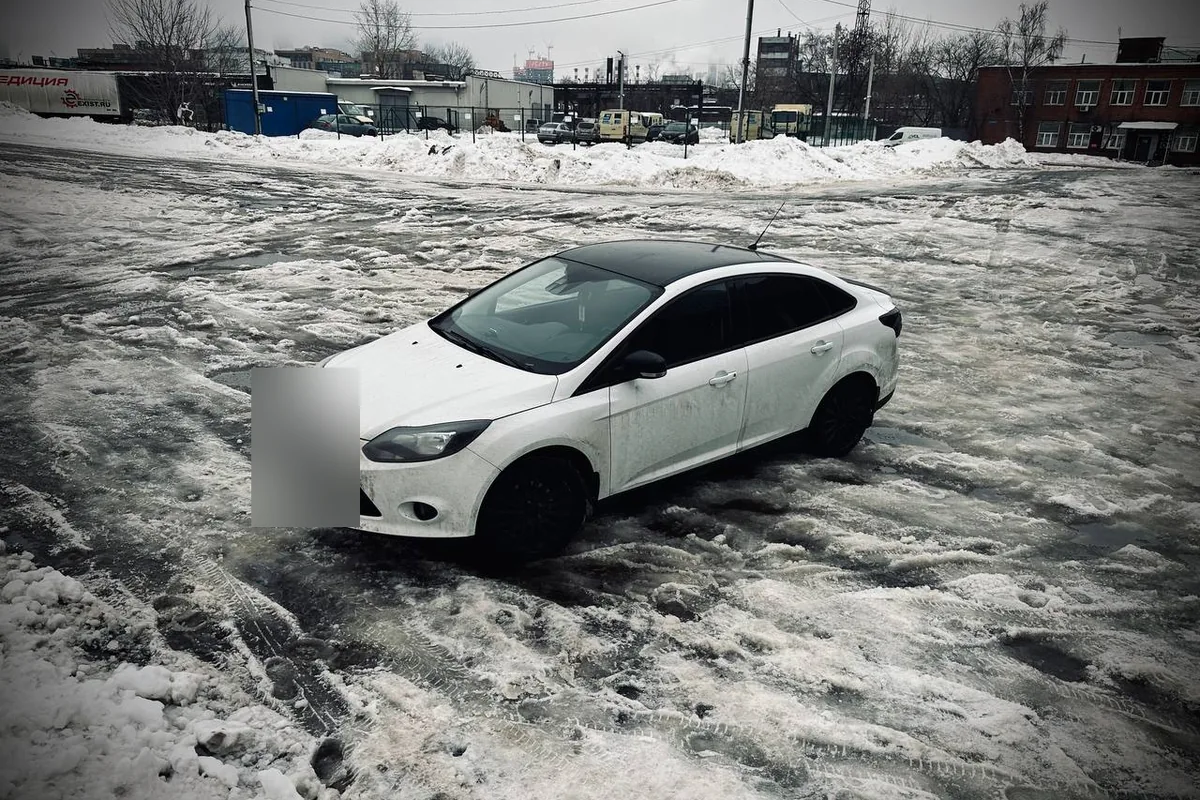 Белый Форд Фокус 3 седан с чёрной крышей и антихромом