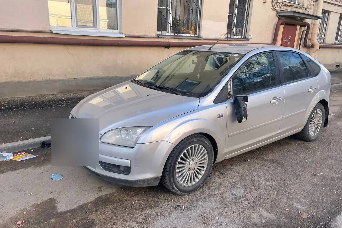 Форд Фокус 2 хэтчбек с разбитым висящим боковым зеркалом