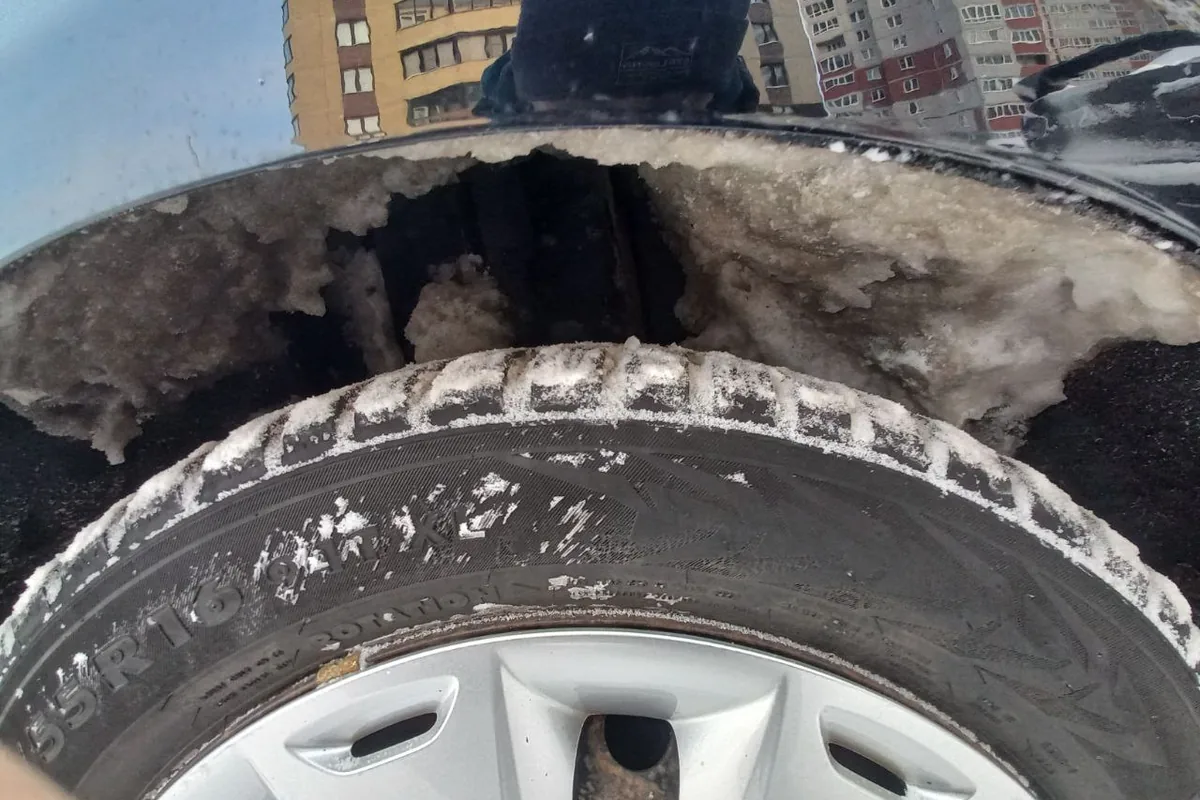 Наледь в колёсной арке Форд Фокус в тридцатиградусный мороз