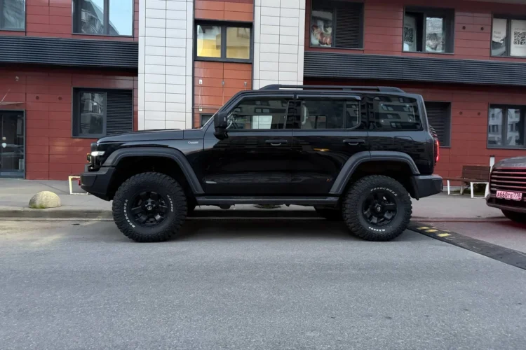 Tank 300 на дисках от Toyota Prado 90 с резиной 285/75 R16
