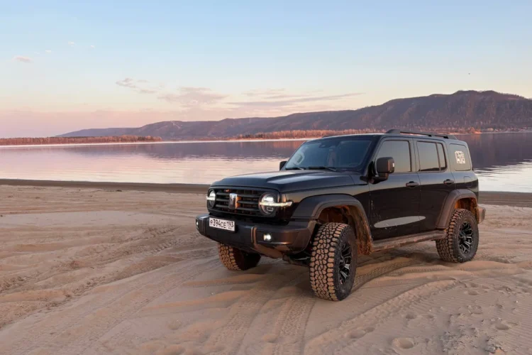 Venom Power Swampthing A/T 295/70 R17 на дисках Fuel 8,5 ET10