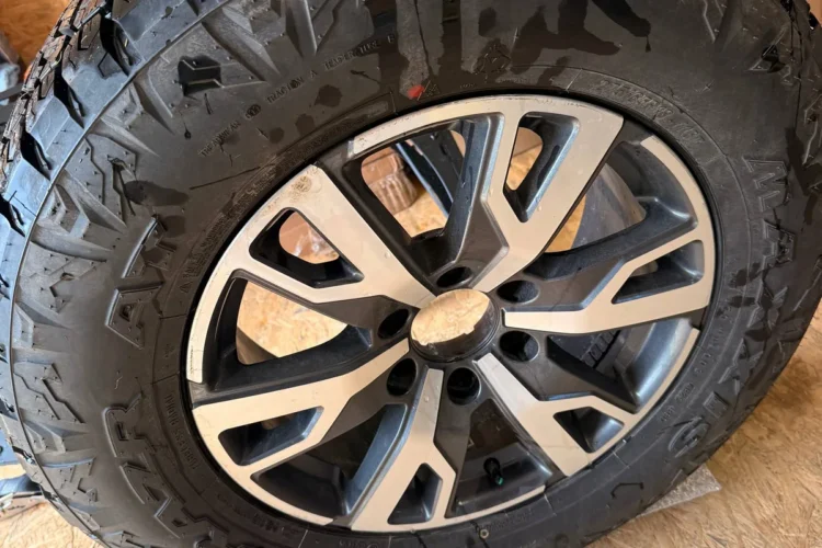 Колесо Maxxis Razr AT 275/65 R18 на родном диске Tank 300, вес 32,55 кг