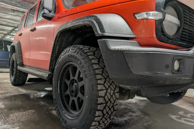 Goodyear Wrangler Duratrac RT 275/65 R18 на дисках Rays Team Daytona D108