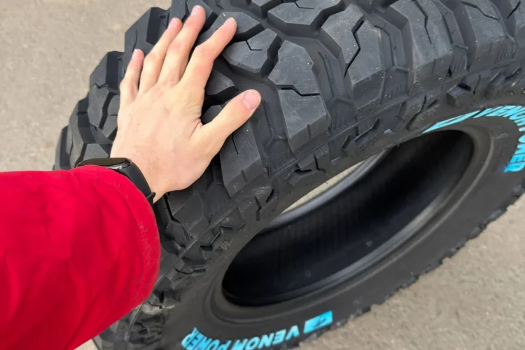 Грязевые шины Venom Power Swampthing M/T 265/70 R17 на Tank 300