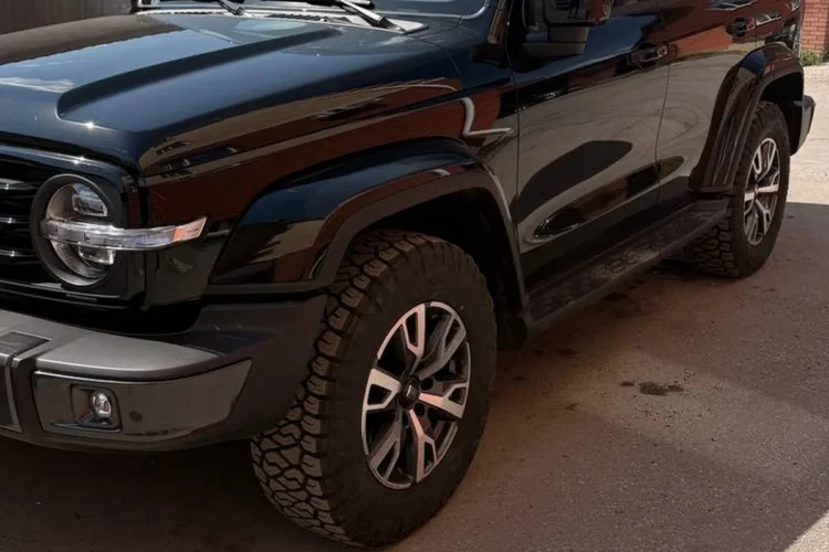 Maxxis Razr AT 265/70 R18 LT на стоковых дисках Tank 300 без лифта