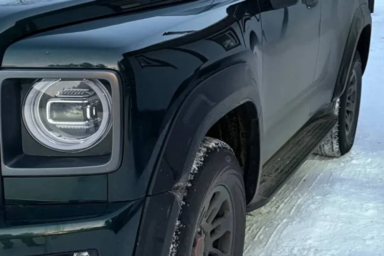 Чёрный Haval H9 на семнадцатых дисках с проставочными кольцами зимой