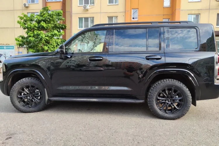 Чёрный Haval H9 в профиль на восемнадцатых дисках с резиной Maxxis Razr AT