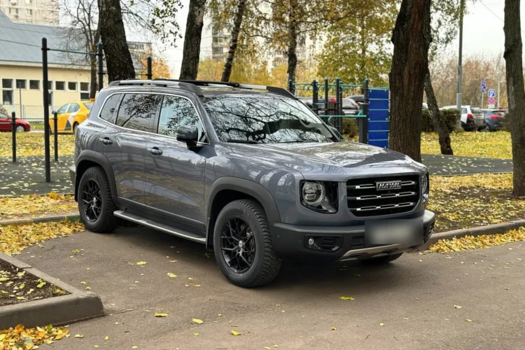 Серый Haval Dargo в профиль на чёрных литых дисках R18