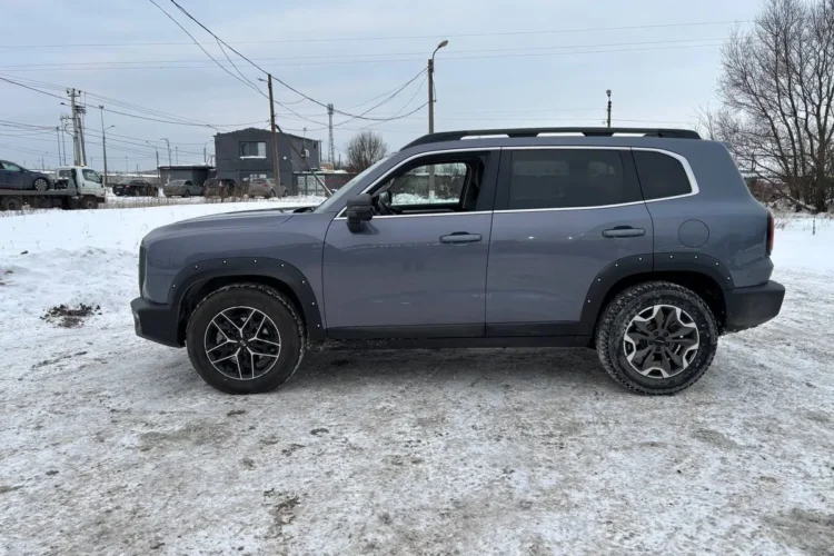 Серый Haval Dargo зимой во дворе