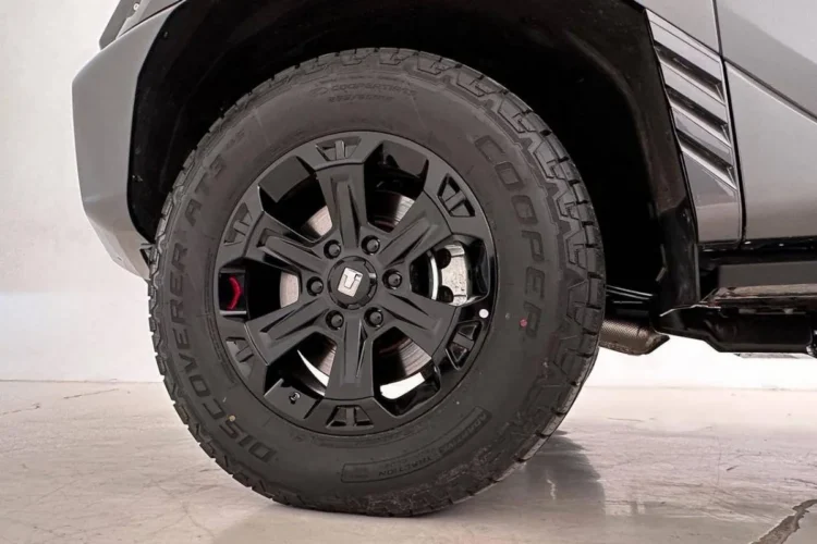 Оригинальный диск Tank 400 R18 на Haval H9 с шиной Cooper Discoverer