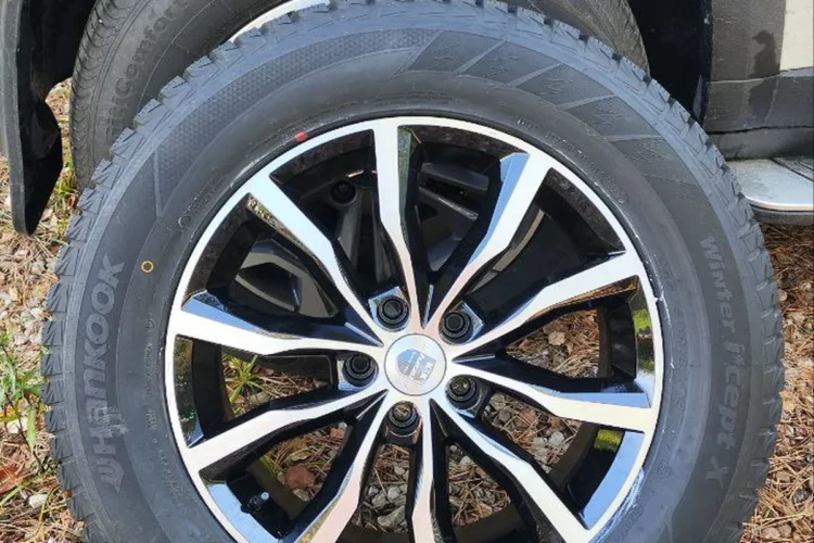 Колесо Haval Dargo в арке на зимних шинах Hankook, машина на гравии