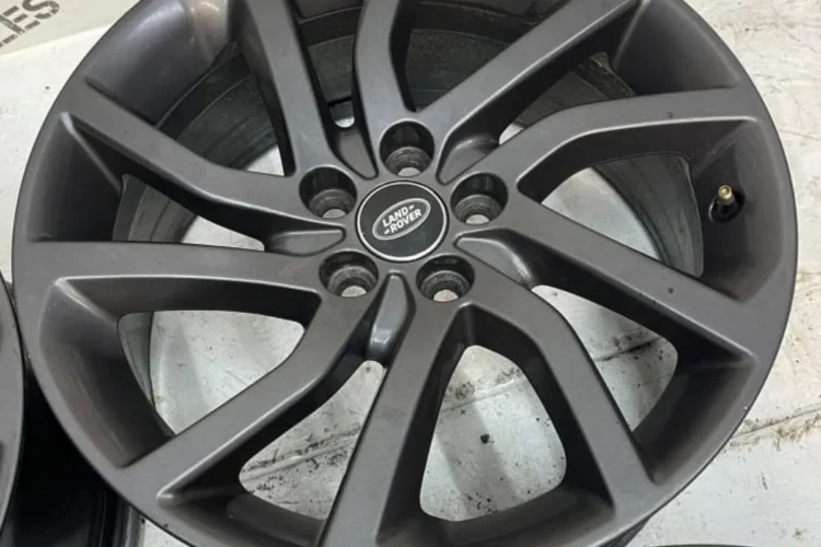 Оригинальный диск Land Rover R18, поставленный на Jaecoo J7