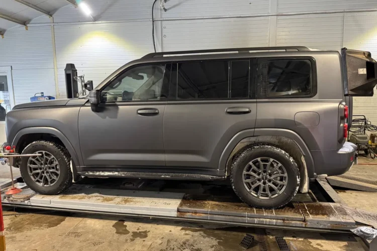 Серый Haval H9 на подъёмнике на колёсах 265/60 R18