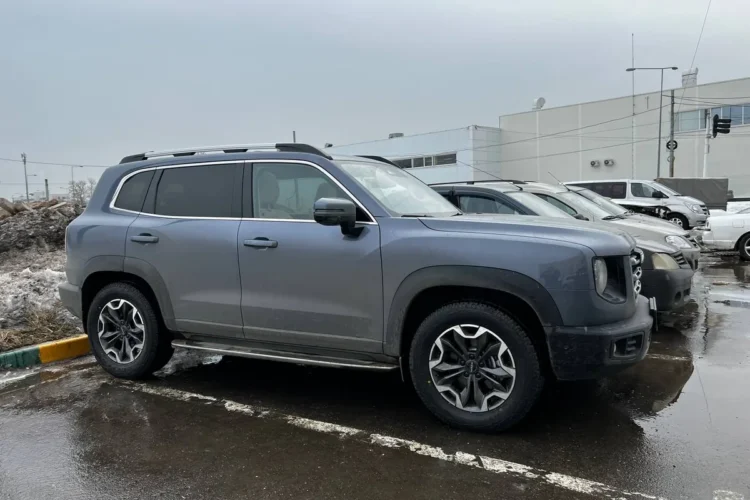 Серый Haval Dargo в профиль на парковке дилерского центра