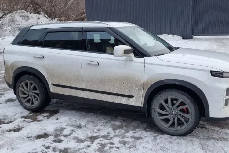 Белый Jaecoo J7 на дисках Land Rover R18
