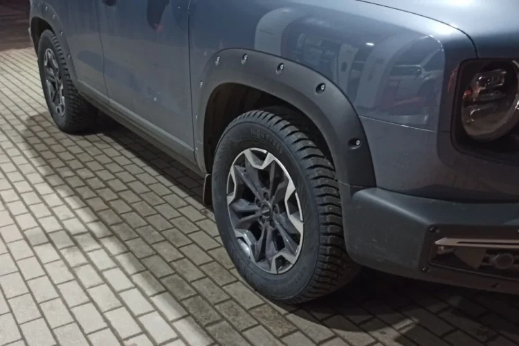 Тёмный Haval Dargo, вид на переднее колесо и порог