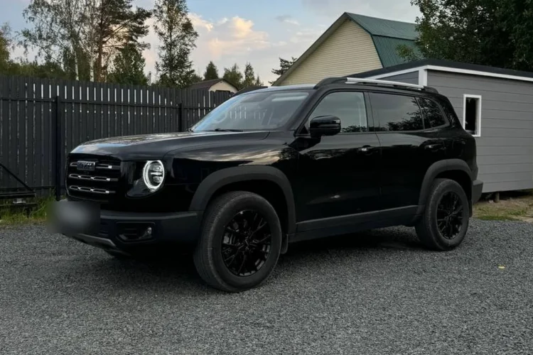 Чёрный Haval Dargo на чёрных дисках Khomen на гравийной площадке
