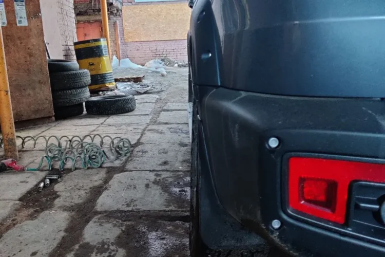 Задняя часть Haval Dargo с новым колесом на шиномонтаже