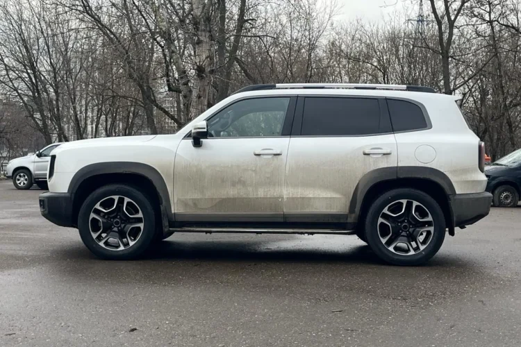 Белый Haval Dargo в профиль на девятнадцатых дисках