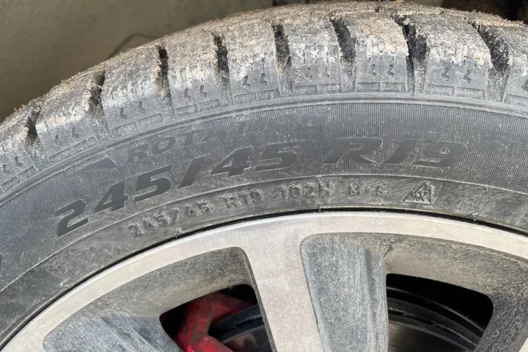 Шина Pirelli 245/45 R19 в арке Jaecoo J7
