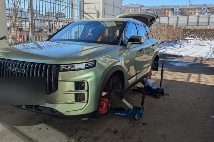 Jaecoo J7 на подъёмнике при замене на всесезонные шины 225/55 R19