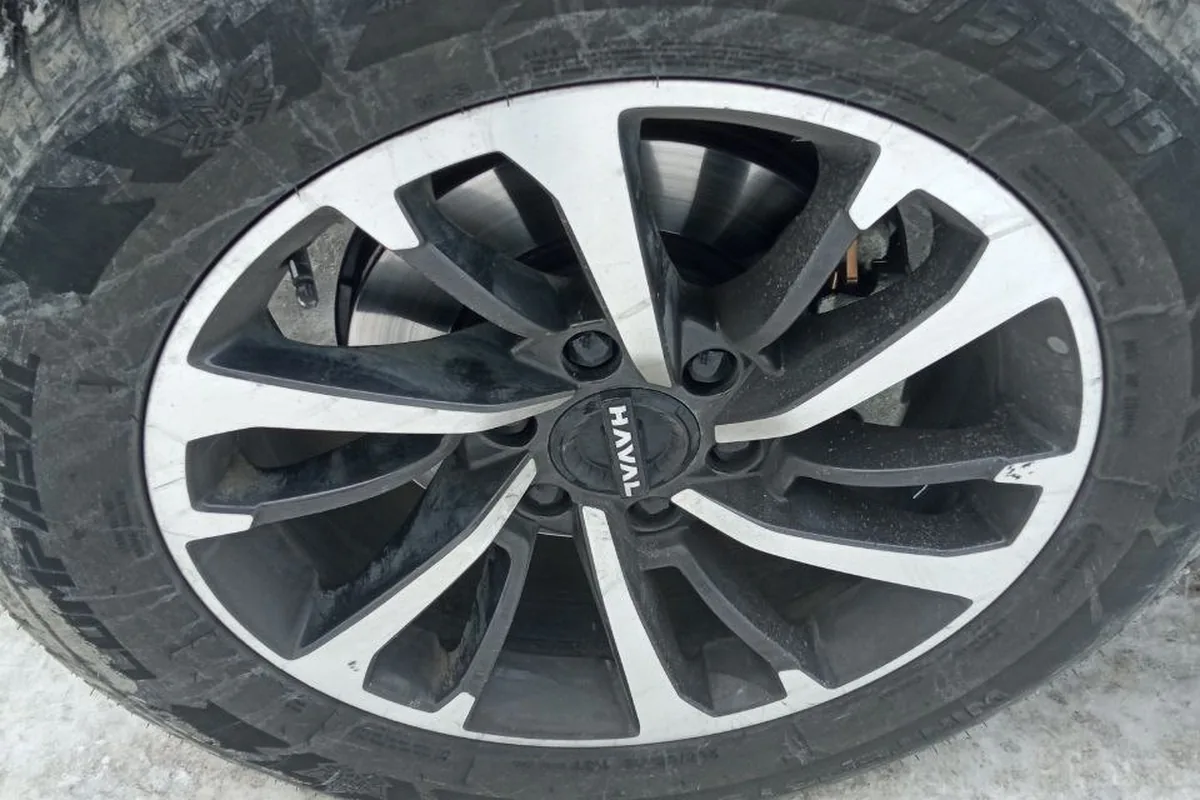 Литой диск Haval H9 с фирменной заглушкой ступицы крупным планом