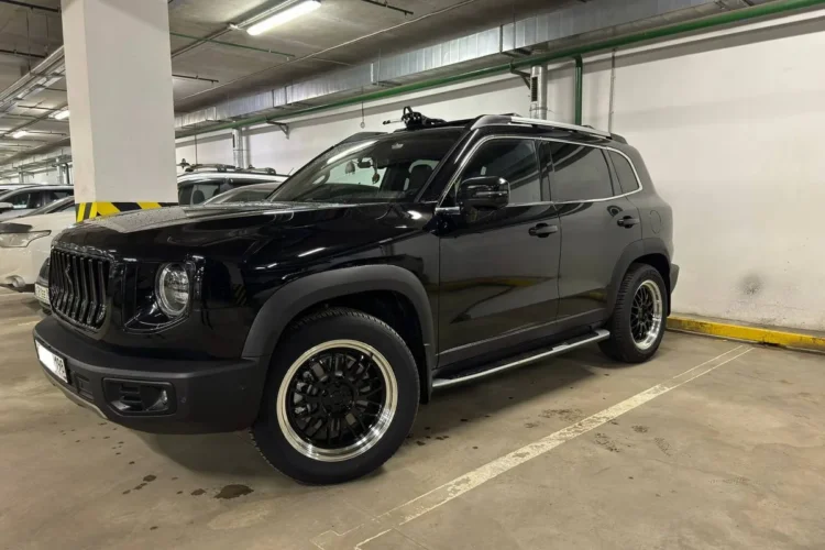 Чёрный Haval Dargo на подземной парковке на девятнадцатых дисках