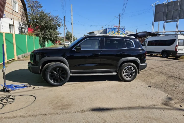 Чёрный Haval Dargo на мойке на девятнадцатых дисках