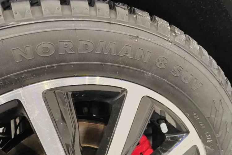 Крупный план шины Nordman 235/55 R19 на диске Jaecoo J7