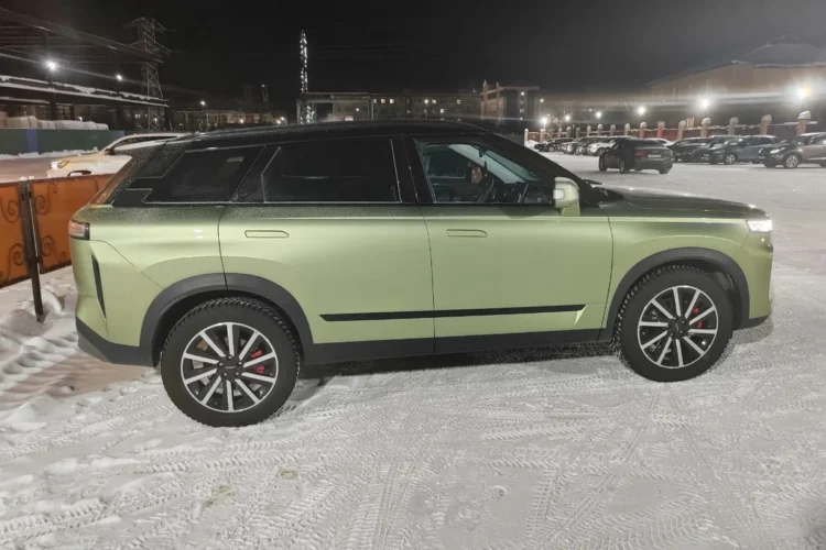 Jaecoo J7 в профиль на зимних колёсах 235/55 R19
