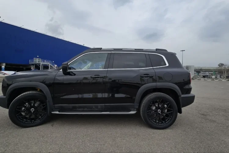 Чёрный Haval Dargo в профиль на двадцатидюймовых дисках