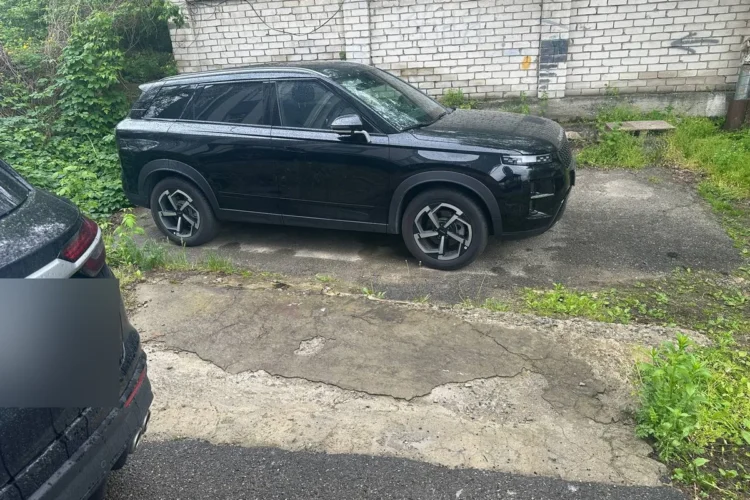 Jaecoo J7 в профиль на двадцатидюймовых дисках