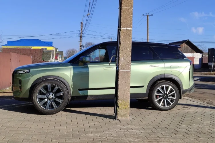 Jaecoo J7 на колёсах R20 от Land Rover Discovery