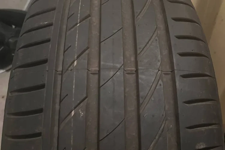 Штатная шина Maxxis Victra Sport 5 размера 255/50 R20