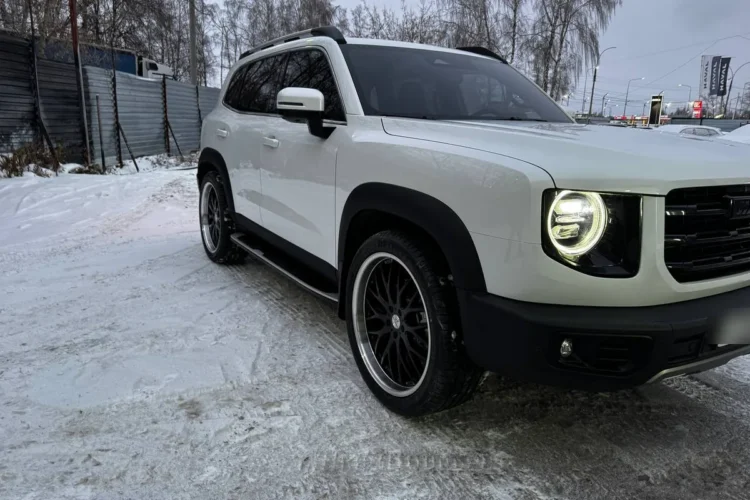 Белый Haval Dargo на двадцатидвухдюймовых дисках с тонкой резиной