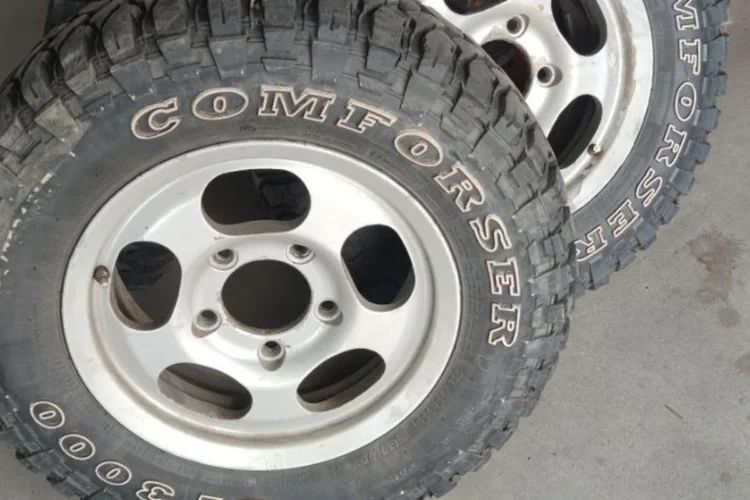 Литые диски 15 дюймов с грязевыми шинами Comforser