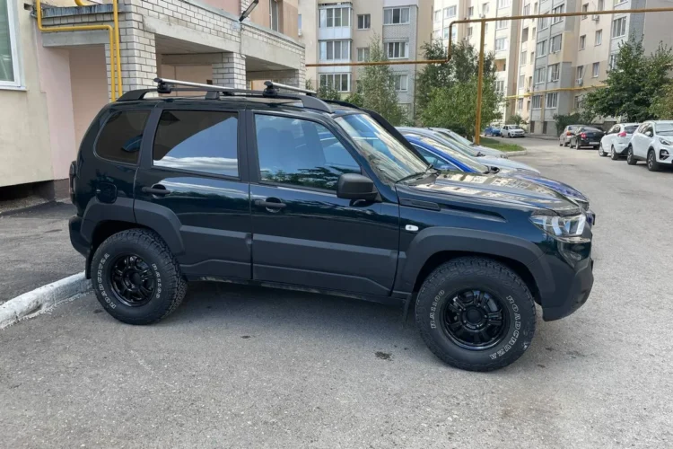 Нива Тревел на чёрных штампованных дисках