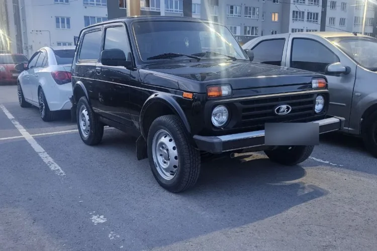 Чёрная Нива на штатных штампованных дисках 5J с шинами 185/75 R16