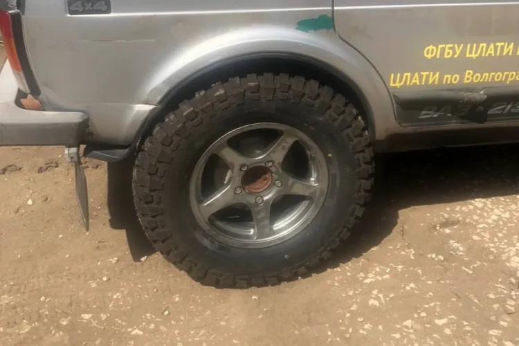 Задняя арка пятидверной Нивы с литым диском от Suzuki Jimny и шиной 215/85 R16