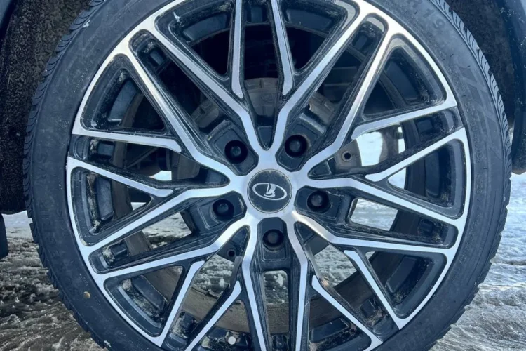 Литой диск 19 дюймов с логотипом Лады и шиной 225/40 R19 в арке Нивы
