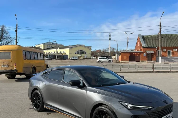 Диск 8Jx19 ET40 с шиной 235/40 R19 в арке Changan UNI-V