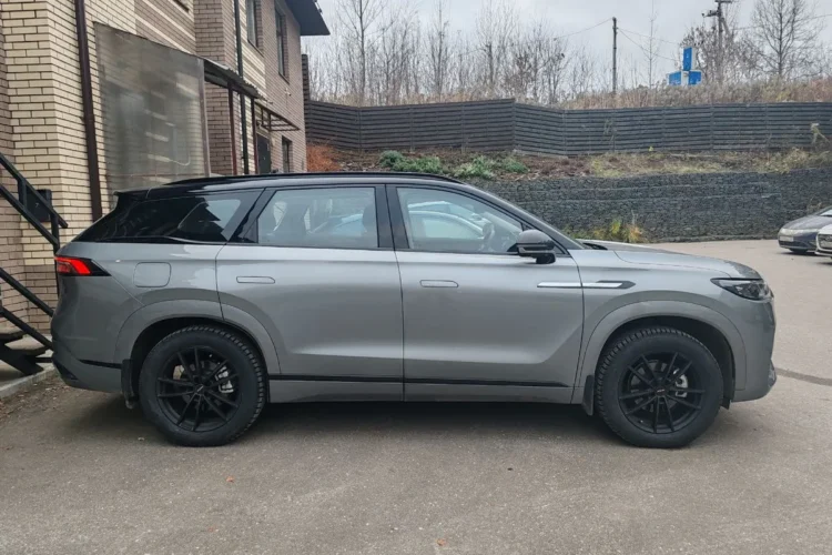Jaecoo J8 в профиль на дисках 7,5x19 ET41