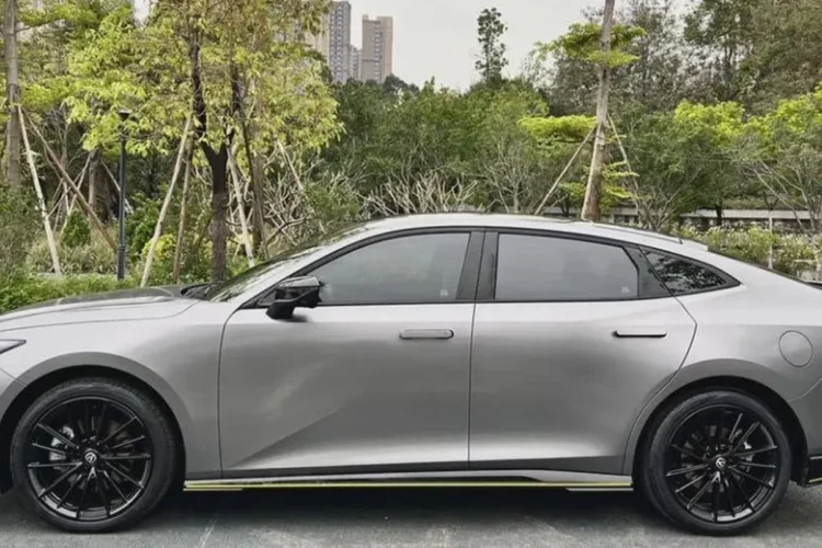 Оригинальные девятнадцатидюймовые диски Changan UNI-V