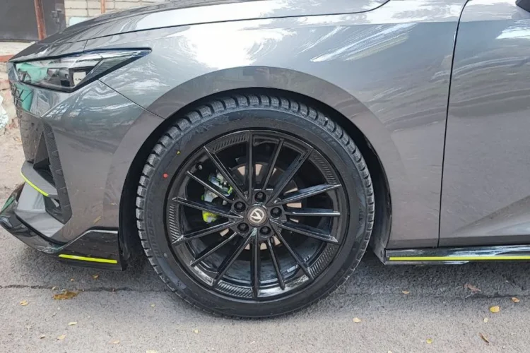 Шина 245/45 R19 в колёсной арке Changan UNI-V