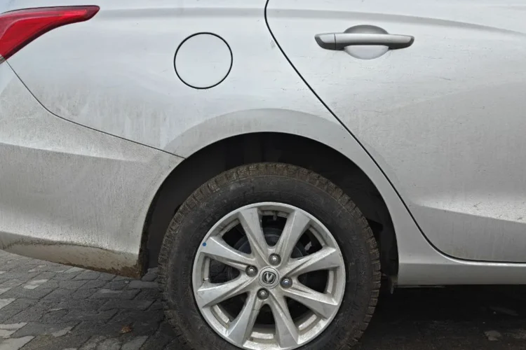 Changan Alsvin на шинах 185/65 R15, вид сбоку